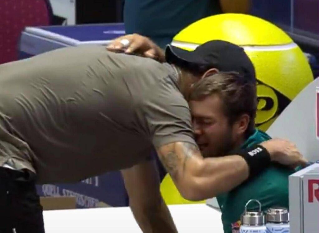 Cobolli si infortuna nel derby e scoppia a piangere, Atp Finals a rischio. Berrettini lo abbraccia