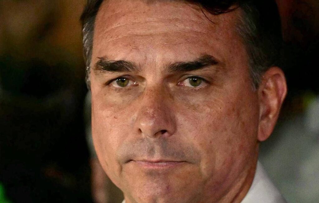 Flavio Bolsonaro, media Usa: “Arrivato negli Stati Uniti”. Ma l’Argentina: “E’ in volo verso l’Ecuador”