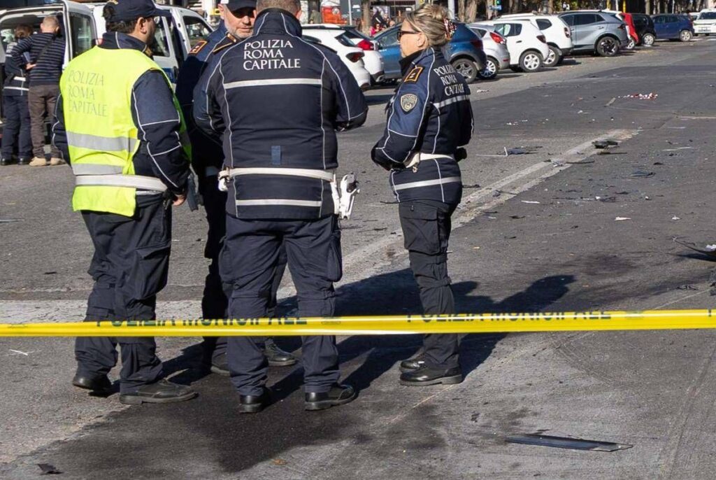 Roma, scontro tra auto e moto in via Boccea: morto un 33enne, ferito un altro centauro