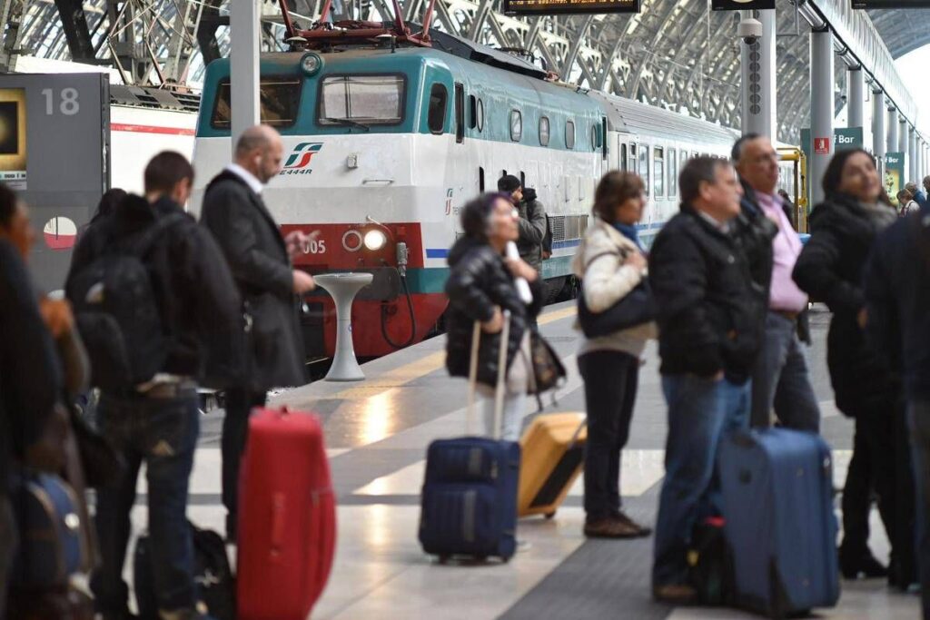 Scioperi a novembre, il calendario: tutte le date ‘nere’ del mese. Dagli aerei ai treni, dalla scuola al trasporto pubblico locale