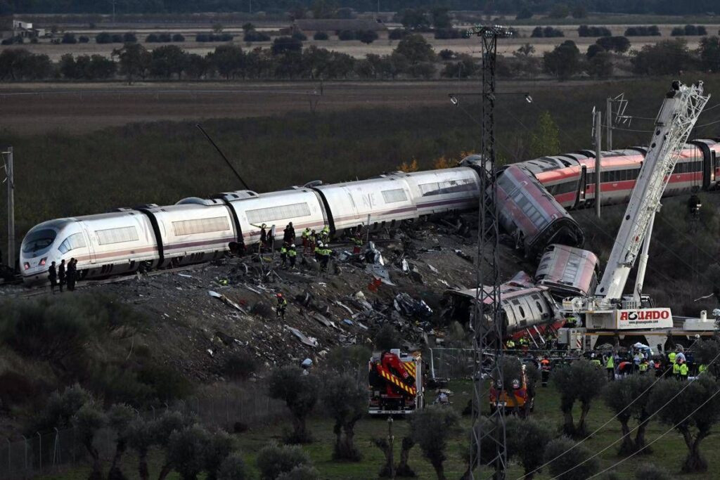 Spagna, scontro treni alta velocità: 68 morti. Tre italiane disperse, una è di Pistoia