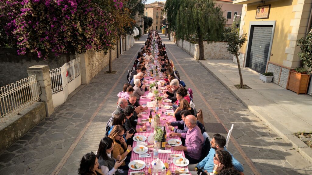 Buon compleanno Dieta Mediterranea ad Acciaroli mille persone a tavola per la Dieta Mediterranea: torna la grande tavolata del Cilento