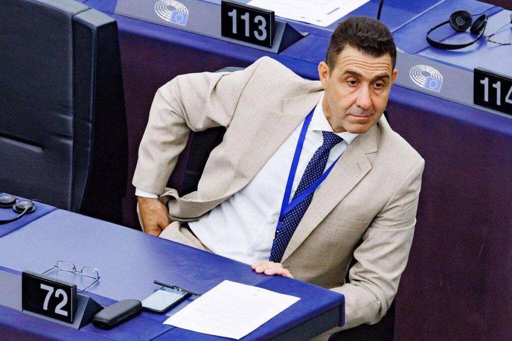 Ucraina, Vannacci contro Zelensky: “Ricatta l’Europa e vuole 70 miliardi”